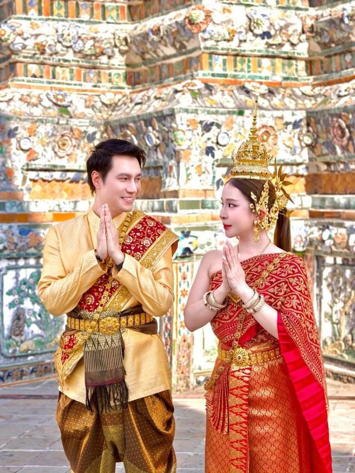Việt Anh và Quỳnh Nga quen biết và chơi chung trong một nhóm bạn nghệ sĩ. Cả hai từng hợp tác trong bộ phim Sinh tử, trong đó Việt Anh vào vai Mai Hồng Vũ còn Quỳnh Nga đảm nhận nhân vật Quỳnh Trinh. Những cảnh diễn ăn ý cộng thêm việc thường xuyên xuất hiện bên nhau ngoài đời khiến hai người nhiều lần trở thành tâm điểm chú ý.