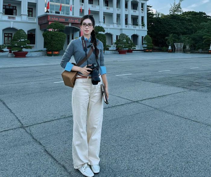 Hoa hậu Trần Tiểu Vy chia sẻ hình ảnh kèm tiết lộ hóm hỉnh đang hóa thân thành cô phóng viên đi lấy tin về "Bò sữa bay". 