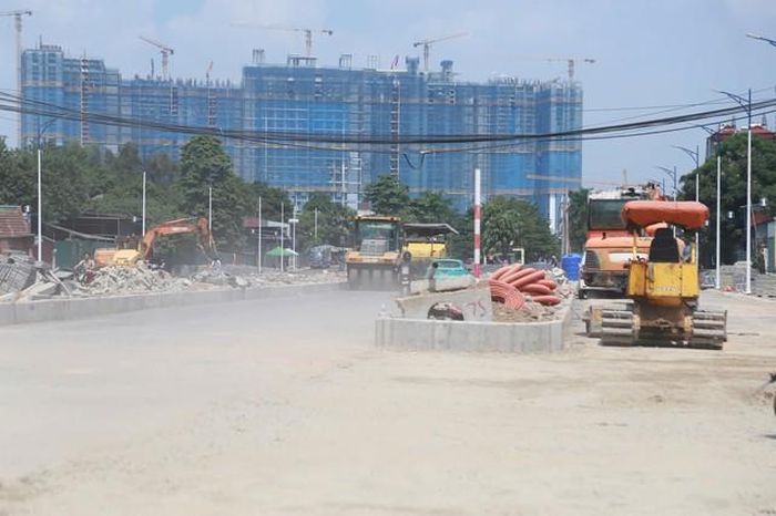 Với khối lượng công việc còn lại, các nhà thầu và công nhân đang phải làm việc với cường độ cao.