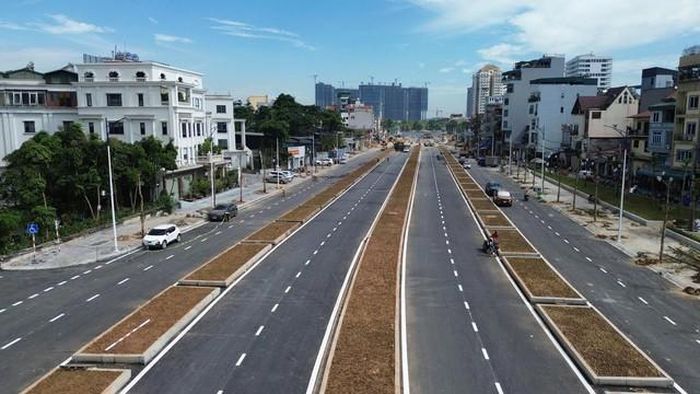 Mặt đường đã đen bóng, láng mịn sau khi được thảm nhựa, phân chia làn đường rõ ràng. Sự thay đổi diện mạo này rất có ý nghĩa với mạng lưới giao thông khu vực, tạo trục cảnh quan đồng bộ, nâng tầm giá trị kết nối giữa các phân khu “nhà giàu”.
