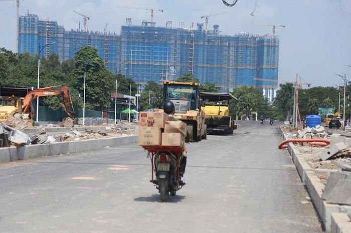 Tại hiện trường máy xúc và máy lu hoạt động tại các đoạn giao cắt để xử lý nền đường và vỉa hè phụ trợ.