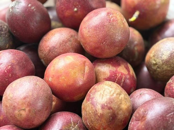 Chanh leo được bày bán nhiều trên thị trường, người tiêu dùng có thể dễ dàng mua ở siêu thị, chợ dân sinh hay chợ mạng.