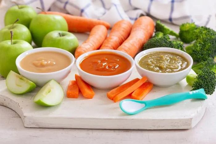 Không cho thử nhiều loại mới trong cùng một bữa vì nếu bé bị phản ứng, sẽ rất khó biết chính xác món nào là thủ phạm. Ảnh minh hoạ AI