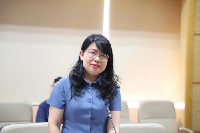 Chánh Văn phòng Hội đồng Y khoa Quôc gia, PGS.TS Lương Mai Anh phát biểu, báo cáo hoạt động của Hội đồng, Văn phòng tại cuộc họp. Ảnh: Trần Minh
