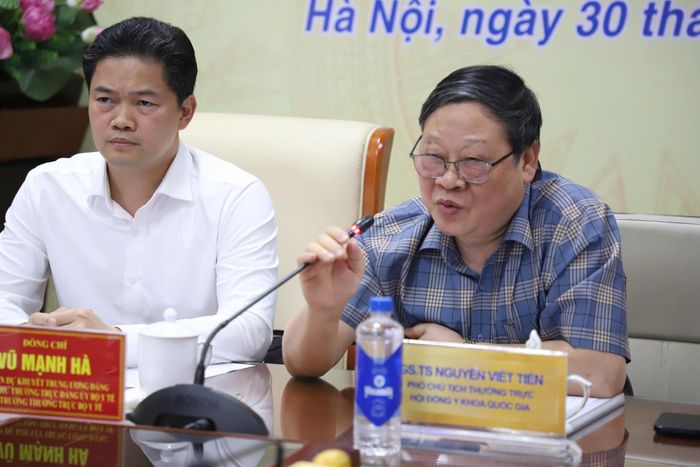 GS.TS Nguyễn Viết Tiến, nguyên Thứ trưởng Bộ Y tế, Phó Chủ tịch Thường trực Hội đồng Y khoa Quốc gia, Chủ tịch Tổng hội Y học Việt Nam phát biểu. Ảnh: Trần Minh