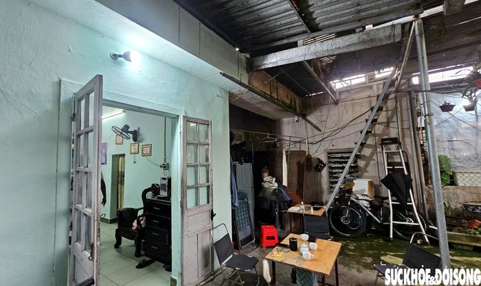 Căn nhà ông Hợi nằm bên di tích xuống cấp theo thời gian. Ảnh: PV.