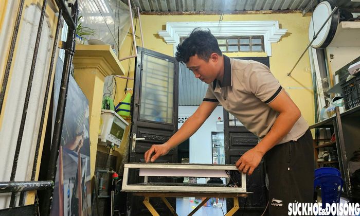Ngôi nhà cấp 4 của anh Trung hiện là nơi sinh sống của 6 nhân khẩu. Ảnh: PV.