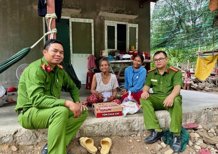 Cùng với trao quà, mỗi chuyến đi, cán bộ, chiến sĩ công an còn tuyên truyền, phổ biến pháp luật và nắm bắt tâm tư, nguyện vọng của người dân. Ảnh: Thành Phú.