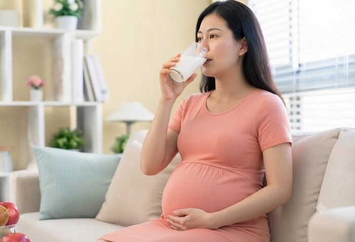 Uống sữa có thể giúp mẹ bầu bổ sung các dưỡng chất thiết yếu mà chế độ ăn hằng ngày đôi khi chưa đáp ứng đủ.