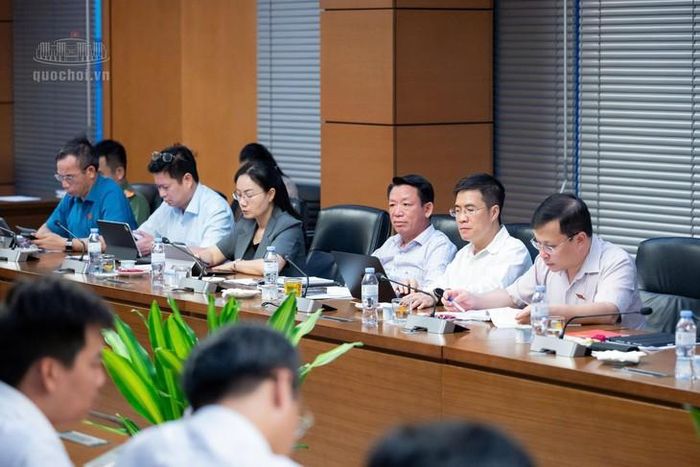 Các thành viên Thường trực Ủy ban Pháp luật và Tư pháp tại Phiên họp. Ảnh: Media Quốc hội