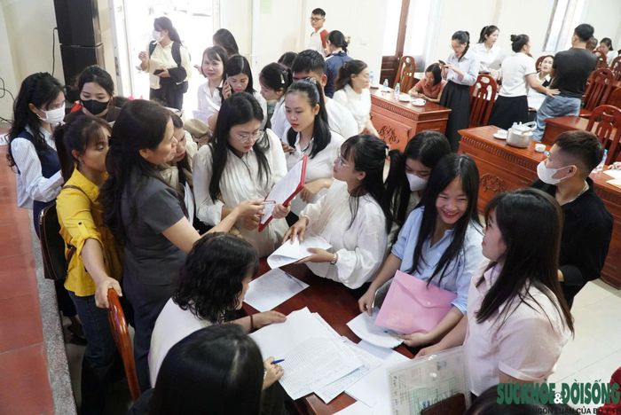 Các giáo viên trong ngày nhận quyết định tuyển dụng và phân công công tác. Ảnh: Song Hoàng.