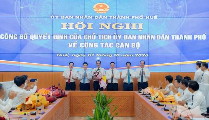 Lãnh đạo UBND TP Huế trao quyết định cho lãnh đạo các Ban Quản lý dự án Đầu tư xây dựng Nam Sông Hương, Bắc Sông Hương và Trung tâm Phát triển quỹ đất và Quản lý hạ tầng TP Huế. Ảnh: Ngọc Hiếu.