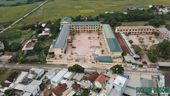 Điểm chính và phân hiệu Trường Tiểu học Quỳnh Tam, xã Quỳnh Tam, Nghệ An được đầu tư xây dựng khang trang, đáp ứng nhu cầu dạy và học. Ảnh: Song Hoàng