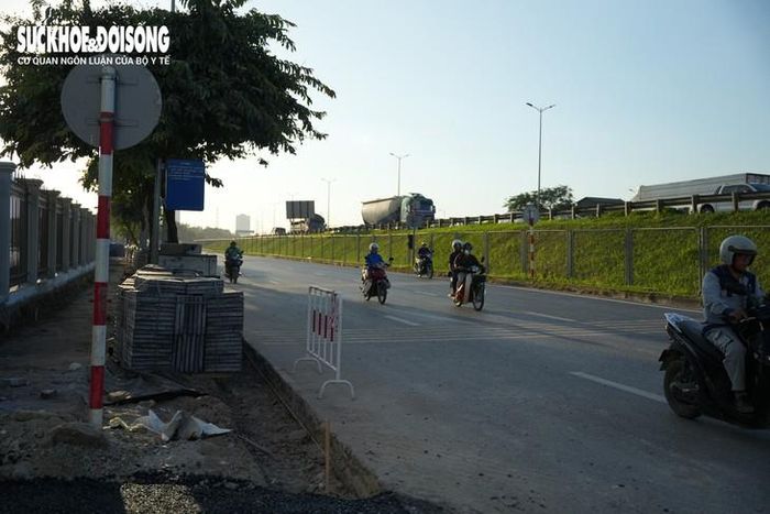 Bến xe Yên Sở nằm trên tuyến Vành đai 3, giữ vị trí thuận lợi tại cửa ngõ phía Nam Hà Nội, kết nối với các tỉnh phía Nam và Bắc Trung Bộ. Công trình cách bến xe Nước Ngầm khoảng 2 km và bến xe Giáp Bát khoảng 5 km, tạo điều kiện chia sẻ, phân bổ lại lưu lượng hành khách và phương tiện giữa các đầu mối giao thông này.