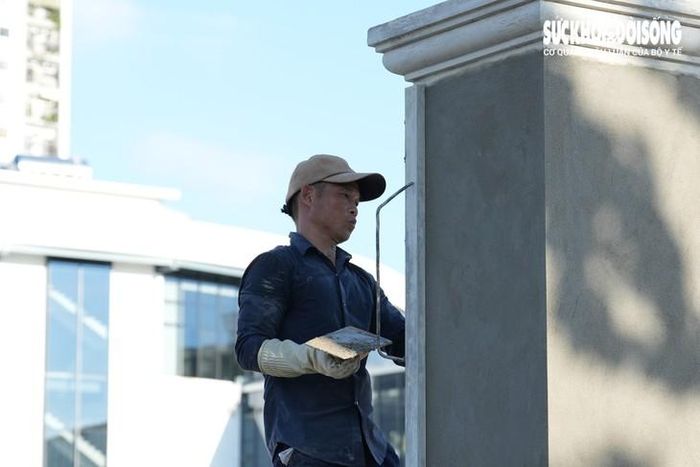 Nhiều máy móc, công nhân đang được huy động để thi công hoàn thiện những hạng mục còn lại, sớm đưa công trình vào sử dụng.
