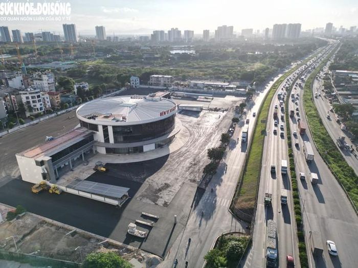 Các bãi đỗ xe, lối lên xuống bằng thang bộ và thang máy được đầu tư hiện đại, phục vụ hành khách. Đây là bến xe khách đầu tiên của Hà Nội có thiết kế tầng hầm với diện tích khoảng 5.000 m2.