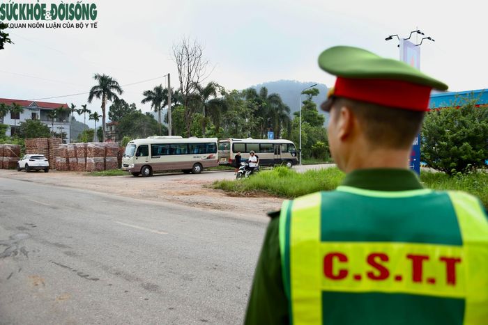 Lực lượng chức năng cho biết sẽ tiếp tục phối hợp kiểm tra, xử lý các phương tiện vận tải vi phạm, trong đó có xe đưa đón học sinh, đồng thời chấn chỉnh hoạt động dừng, đỗ tại khu vực trường học nhằm bảo đảm trật tự, an toàn giao thông.
