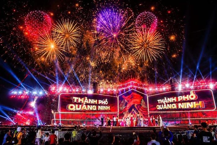 Chương trình nghệ thuật chào mừng Thành phố Quảng Ninh thu hút đông đảo nhân dân và du khách. Ảnh: Tiến Sinh