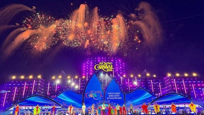 Hàng vạn khán giả tham dự Carnaval Hạ Long 2026. Ảnh: Tiến Sinh