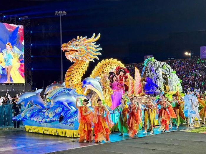 Các chương trình nghệ thuật thu hút đông đảo khách du lịch trong nước và quốc tế đến với Quảng Ninh. Ảnh: Tiến Sinh