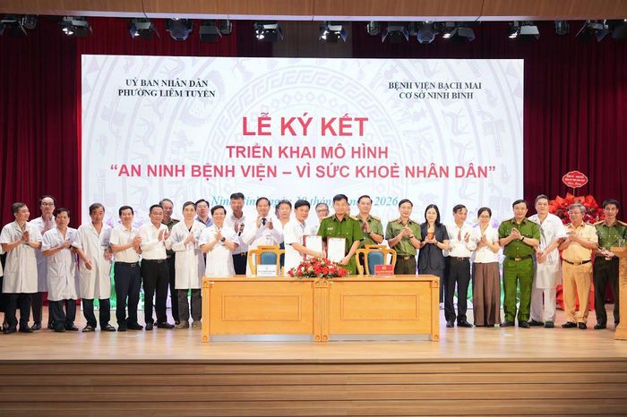 Lãnh đạo Bệnh viện Bạch Mai và lãnh đạo Công an Phường Liêm Tuyền ký kết hợp tác triển khai mô hình "An ninh bệnh viện  - Vì Sức khỏe nhân dân".  Ảnh: Thành Dương
