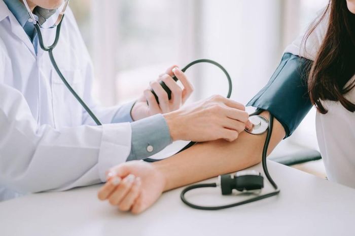 Tăng huyết áp không chỉ gặp ở người lớn tuổi mà ngày càng được phát hiện ở người trẻ. Ảnh Minh Ngọc.