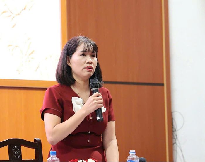 Bà Đinh Thị Thu Thủy, Phó Cục trưởng Cục An toàn thực phẩm (Bộ Y tế) trao đổi tại cuộc họp báo. Ảnh: Trần Minh