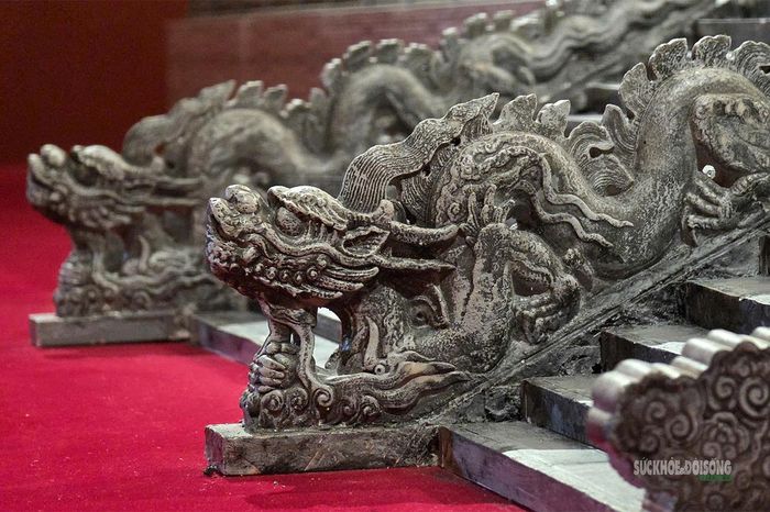 Chi tiết hình rồng trên cấu kiện kiến trúc cho thấy kỹ thuật tạo tác cầu kỳ của nghệ thuật trang trí cung đình. Ảnh: T.Anh.