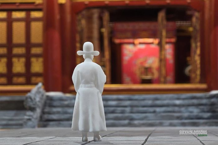 Hình tượng quan lại đứng trước chính điện giúp người xem hình dung không gian sân Đại Triều và nghi thức thiết triều xưa. Ảnh: T.Anh.