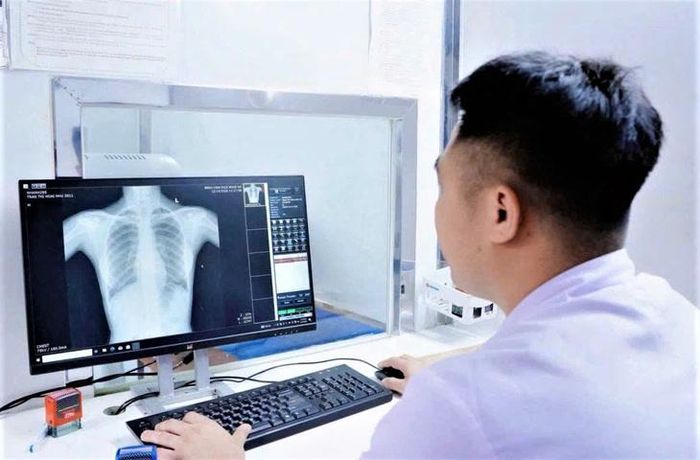 Khám sàng lọc hơn 1.700 người dân, phát hiện 139 người tổn thương phổi, 4 ca mắc lao và 159 ca bệnh hô hấp. Ảnh BVCC