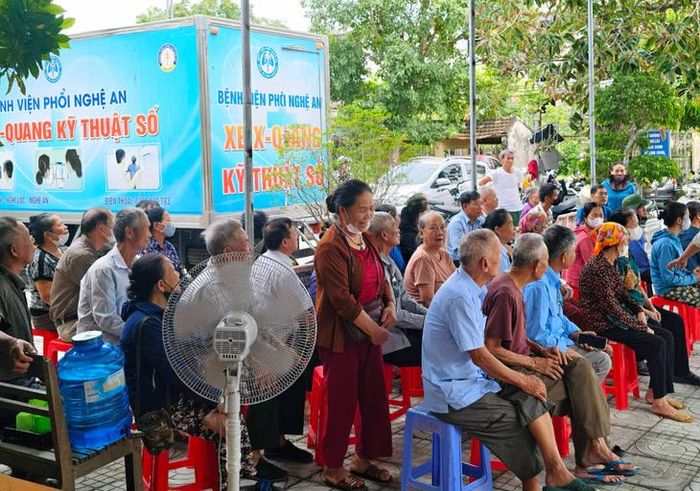 Đông đảo người dân có mặt tại trạm y tế để được khám bệnh. Ảnh: BVCC.