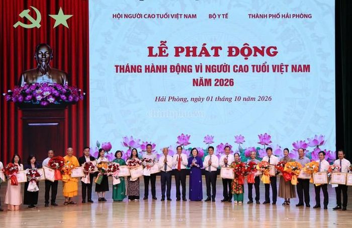 Phó Thủ tướng trao kỷ niệm chương, bằng khen cho các tổ chức, cá nhân có nhiều đóng góp cho công tác chăm sóc, phát huy vai trò người cao tuổi. Ảnh: chinhphu.vn/Thu Giang