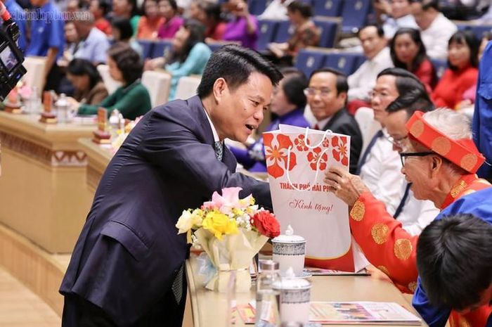 Bí thư Thành ủy Hải Phòng Lê Ngọc Châu tặng quà người cao tuổi tiêu biểu từ 90 tuổi trở lên đang cư trú trên địa bàn thành phố Hải Phòng. Ảnh: chinhphu.vn/Thu Giang