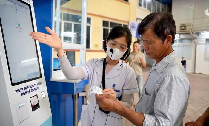 KIOSK tiếp đón tự động tại BVĐK Thái Bình. Ảnh: Hoàng Thía.