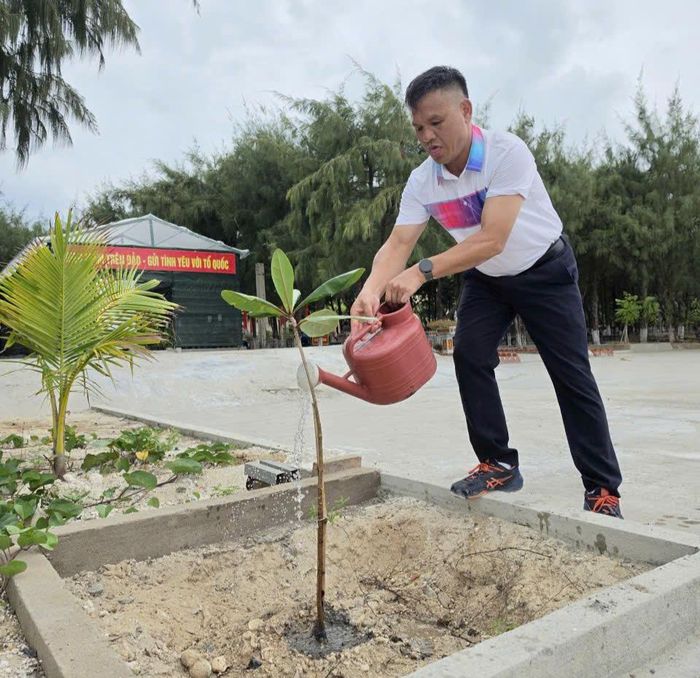 Đến mỗi điểm đảo, bác sĩ Đạo lặng lẽ đem rải lớp đất đã mang theo xuống dưới những gốc cây Ảnh: NVCC