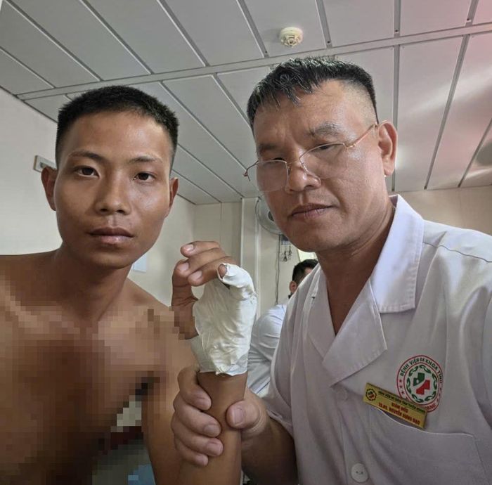 Trên tàu thiếu nẹp chuyên dụng, bác sĩ Đạo đã có pha xử trí bằng dùng thìa cà phê nẹp ngón tay bị chấn thương cho bệnh nhân. Ảnh: NVCC