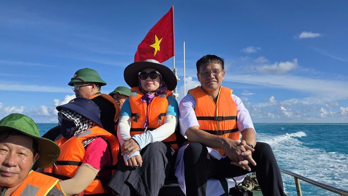 Rời Trường Sa, những kỷ niệm về chuyến công tác nơi đầu sóng đã tiếp thêm lòng yêu nghề trong ông. Ảnh: CTV