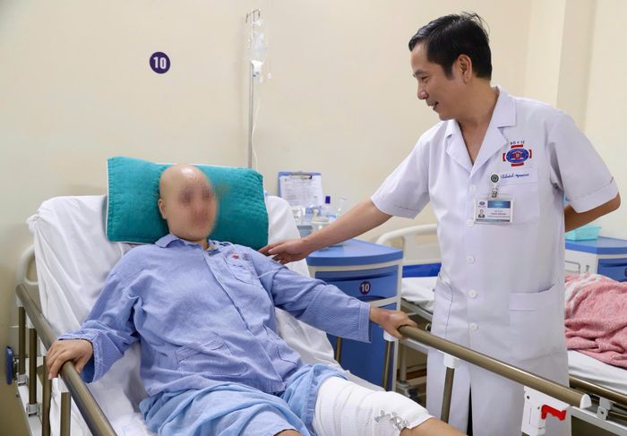 Bác sĩ trò chuyện, động viên bệnh nhân. Ảnh: BVCC