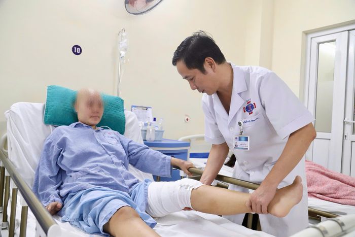 ThS.BSCKII Hoàng Tuấn Anh - Trưởng khoa Ngoại Xương - Phần mềm thăm khám lại cho bệnh nhân sau ca phẫu thuật. Ảnh: BVCC