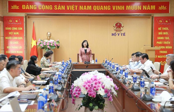 Bộ trưởng Đào Hồng Lan phát biểu giao nhiệm vụ cho tân Phó Chánh Văn phòng Hội đồng Y khoa Quốc gia Phạm Thị Hảo. Ảnh: Trần Minh