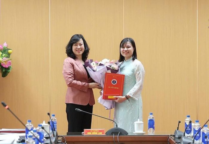 Bộ trưởng Bộ Y tế Đào Hồng Lan trao Quyết định bổ nhiệm bà Phạm Thị Hảo. Ảnh: Trần Minh