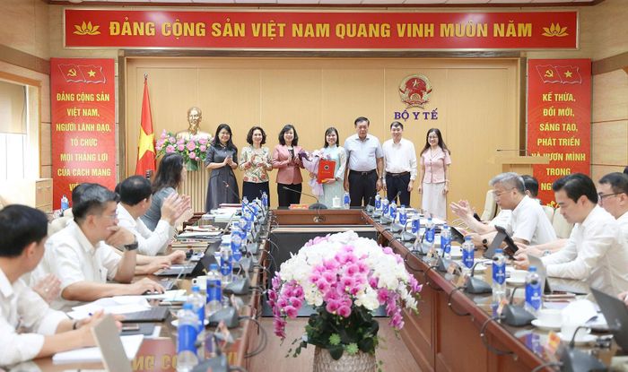 Bộ trưởng Đào Hồng Lan, Thứ trưởng Đỗ Xuân Tuyên và Thứ trưởng Nguyễn Thị Liên Hương cùng đại diện Lãnh đạo các đơn vị chúc mừng đồng chí Phạm Thị Hảo. Ảnh: Trần Minh