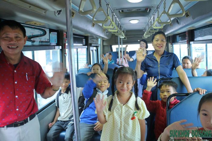 Hiện 3 xe ô tô đã được bố trí đưa đón học sinh từ Tiến Sơn đến trường. Ảnh: Song Hoàng.