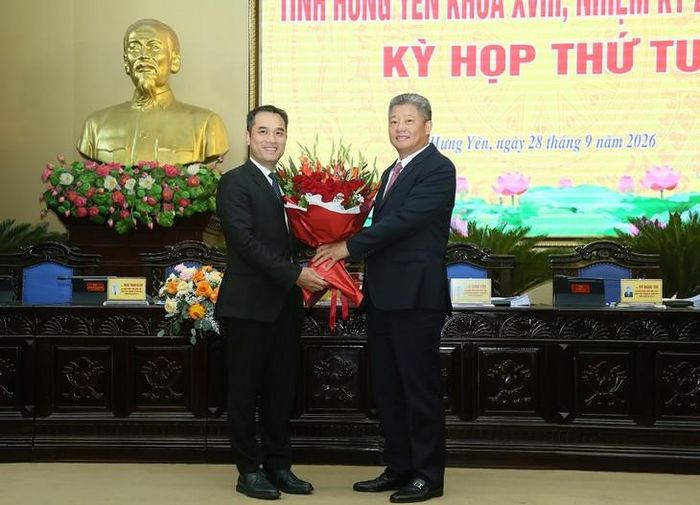 Ông Nguyễn Mạnh Quyền, Phó Bí thư Tỉnh ủy, Chủ tịch UBND tỉnh tặng hoa chúc mừng ông Phạm Bảo Sơn (trái). Ảnh: Hungyen.gov.vn