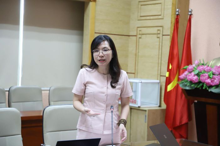 Cục trưởng Cục Quản lý Y Dược cổ truyền Trịnh Thị Diệu Thường báo cáo, làm rõ nội dung đại biểu quan tâm liên quan đến dự thảo chiến lược. Ảnh: Trần Minh
