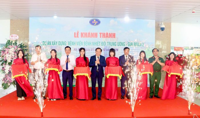 Thứ trưởng Lê Đức Luận và các đại biểu cắt băng khánh thành Dự án xây dựng bệnh viện giai đoạn 2. Ảnh: Đặng Thanh