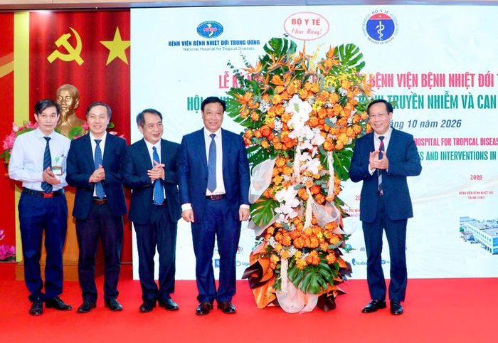 Lãnh đạo Bộ Y tế tặng hoa chúc mừng Bệnh viện Bệnh nhiệt đới Trung ương nhân kỷ niệm 20 năm phát triển. Ảnh: Đặng Thanh