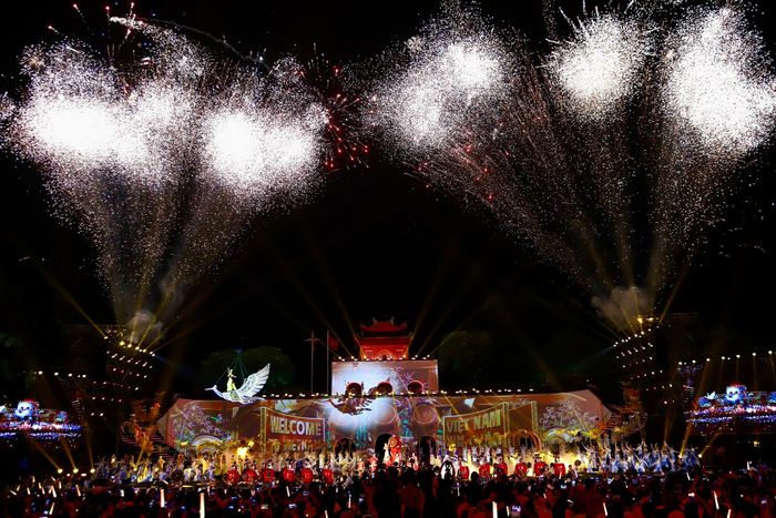 Tiết mục mở đầu buổi lễ khai mạc Lễ hội Văn hóa Thế giới tại Hà Nội lần thứ hai năm 2026. (Ảnh Thành Long)