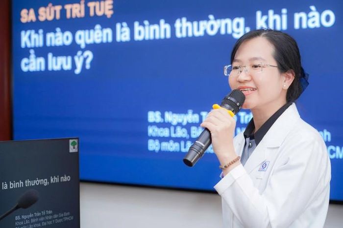 TS.BS Nguyễn Trần Tố Trân chia sẻ chuyên đề "Sa sút trí tuệ ở người cao tuổi" với các bệnh nhân. Ảnh: BV cung cấp