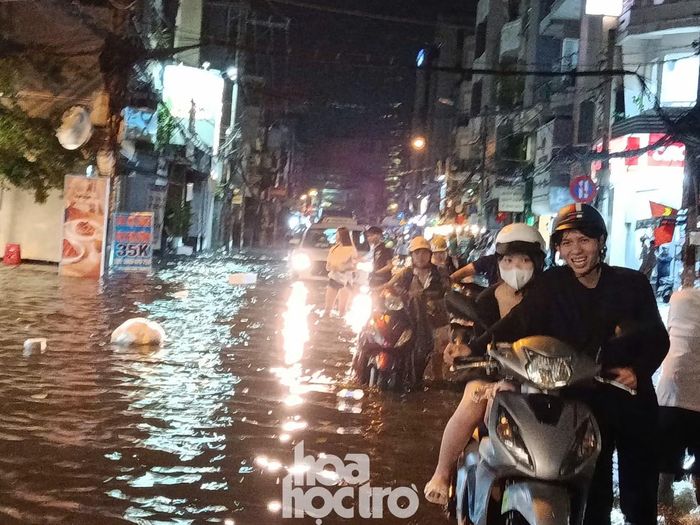 Nhiều xe đi ngang qua đoạn đường Nguyễn Văn Thương phải dắt bộ. Ảnh: Văn Tiệp.